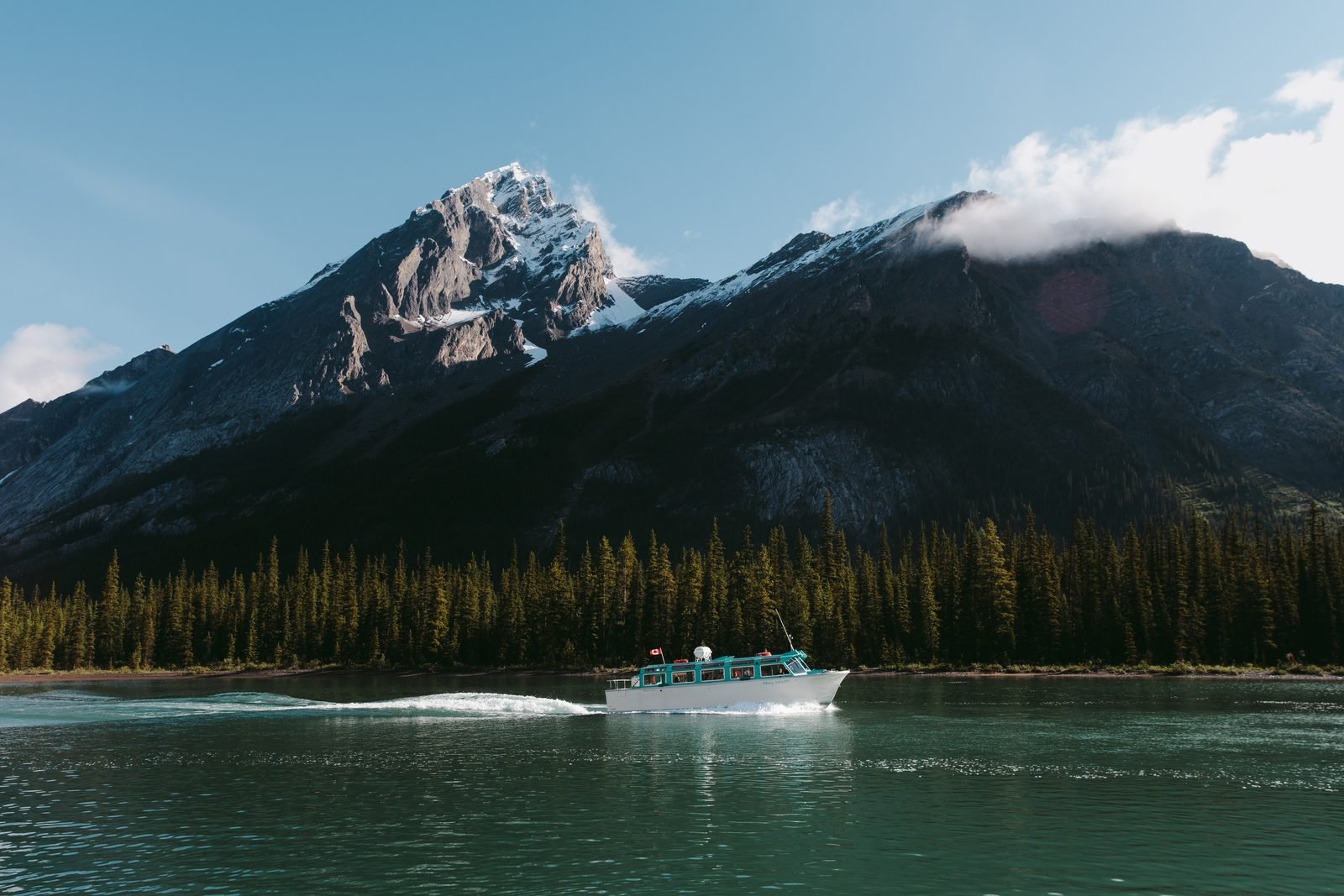 Juicy Premium || Small Group Tour with No More Than 13 People | 4-Day Tour including Calgary pick up+Lake Louise+Columbia Icefield (One night's stay in The Crossing Resort Canada) (Package)