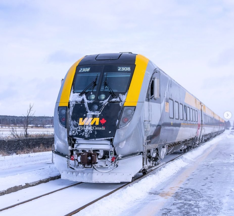  Vancouver Airport Pickup + Vancouver-Jasper " VIA Rail Canada" + Banff National Park + Jasper free day + Johnston Canyon + Lake Louise + Jasper free day 8-Day Tour (Package)